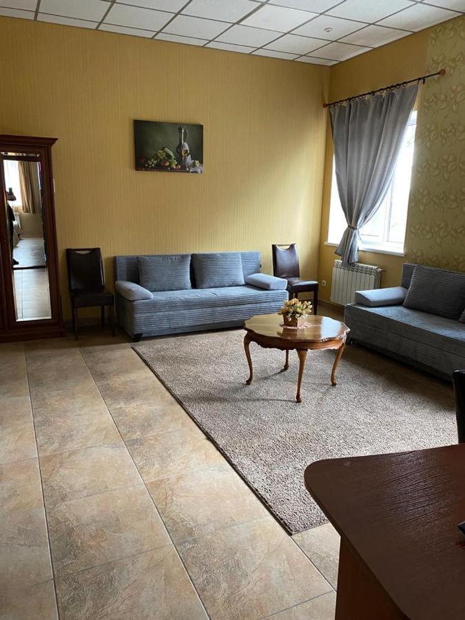 Hotel Gostynnyi Dvir Bucha Dış mekan fotoğraf