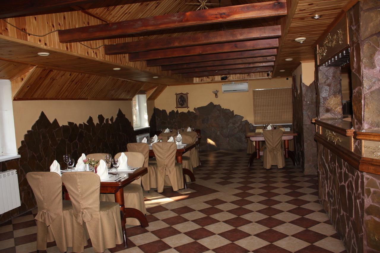 Hotel Gostynnyi Dvir Bucha Dış mekan fotoğraf