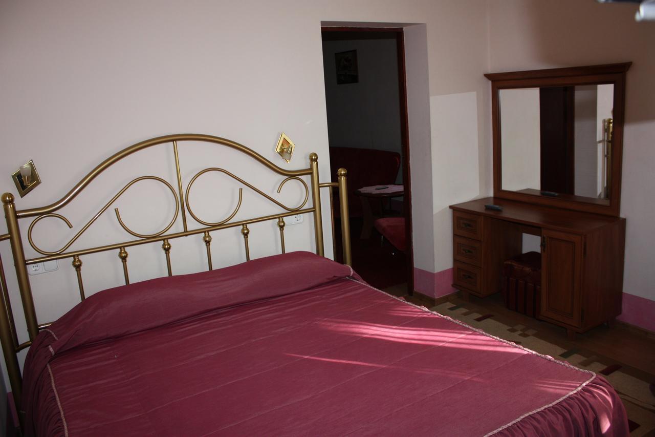 Hotel Gostynnyi Dvir Bucha Dış mekan fotoğraf